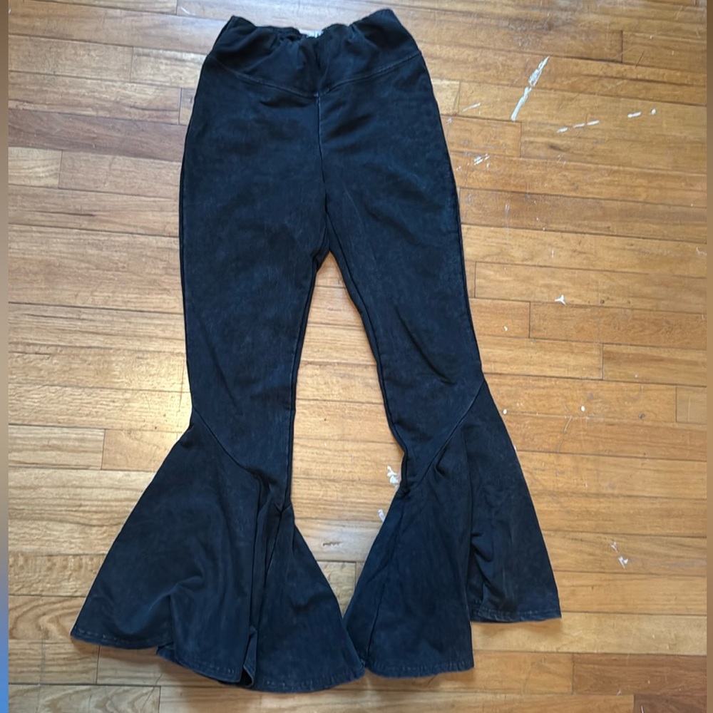 Earthbound trading company black flared pants